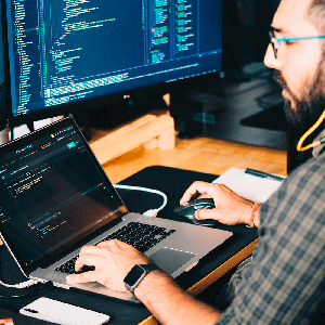 Imagen de persona trabajando en desarrollo.